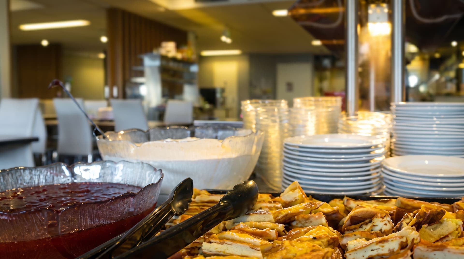 Aamiaispöytä, pannukakut ja hillo